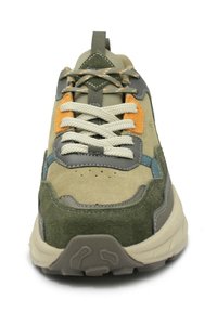 Sneaker con una toma in suede beige e oliva, dettagli in pelle grigia, suola in gomma beige, chiusura con lacci e dettagli arancioni e blu.