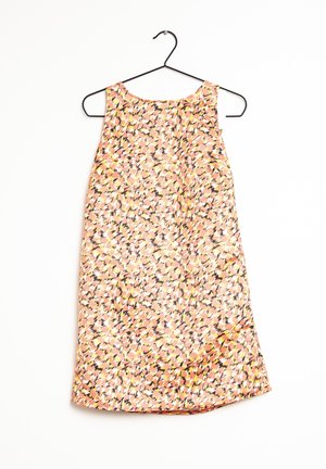 Sukienka bez rękawów w kształcie litery A, z okrągłym dekoltem, ozdobiona abstrakcyjnym wzorem w kolorach różowym, żółtym, czarnym i białym, zawieszona na czarnym wieszaku.