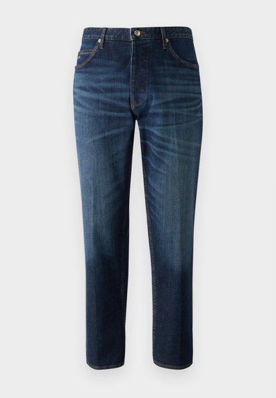 Jeans in denim blu scuro con taglio dritto, cinque tasche e cuciture a contrasto. Il materiale è liscio con un leggero sbiadimento sulle cosce.