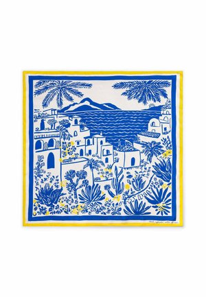 Pañuelo cuadrado con una escena de un pueblo costero azul y amarillo con palmeras, casas, plantas, mar y montañas.