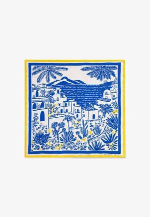 Pañuelo cuadrado con una escena de un pueblo costero azul y amarillo con palmeras, casas, plantas, mar y montañas.