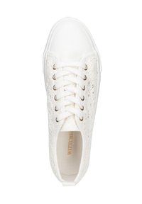 Weiße Sneaker mit einem Schnürdesign, das komplizierte Aussparungen, goldene Ösen und weiße Schnürsenkel aufweist. Glatte Gummisohle und gepolsterte Innensohlen.