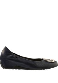 Skórzane baleriny w kolorze granatowym z okrągłym noskiem, z metalowym akcentem w postaci srebrnej klamry z przodu oraz chropowatą cholewką.