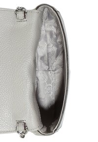Borsa a tracolla in pelle grigia chiara con una texture a graniglia. L'interno presenta una fodera a motivo argentato. Include dettagli metallici.