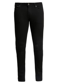 Jeans de mezclilla negra con un corte ajustado, diseño clásico de cinco bolsillos, con costuras visibles y herrajes de botón metálico.