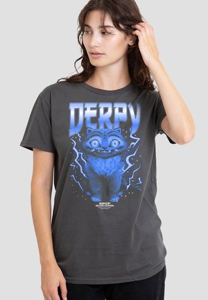 Graues Baumwoll-T-Shirt mit einer blauen Grafik einer Cartoon-Katze mit übertriebenen Merkmalen und dem Text "DERPY" in fetter, bunter Schrift.