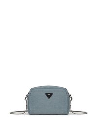 Kompaktowa prostokątna torba z jasnoniebieskiego materiału o teksturowej powierzchni, z czarnym trójkątnym logo i metalowym paskiem na łańcuszku.