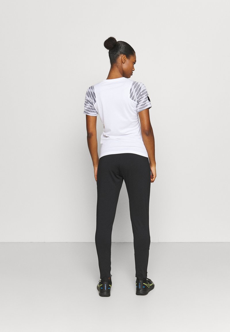 Damen Sportbekleidung | Nike Performance STRIKE21 PANT Jogginghose black/white/bright crimson/schwarz - FR48448 Damen Sportbekleidung | Nike Performance STRIKE21 PANT Jogginghose black/white/bright crimson/schwarz - FR48448