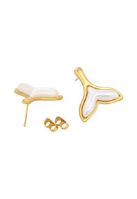 Orecchini d'oro con una forma unica e fluida, caratterizzati da inserti di perla bianca. Inclusi due fermagli per orecchini in oro. Texture liscia con finitura lucida.