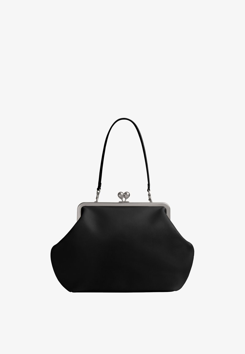 Sac à main en cuir noir avec armature métallique argentée et fermoir arrondi, doté d'une seule bandoulière noire.