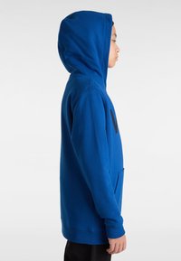 Felpa con cappuccio blu in morbido tessuto, dotata di tasca a marsupio, maniche lunghe e un grande logo nero sulla parte anteriore.