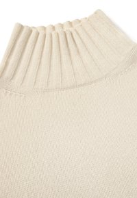 Cremfarbener, gerippter Rollkragenpullover mit hohem Kragen. Weiche Textur und Strickdesign, mit vertikalen Linien und nahtlosem Abschluss am Halsausschnitt.