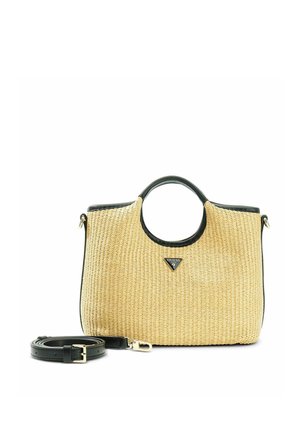 Sac à main beige tissé avec garniture noire, poignées circulaires et une bandoulière en cuir noir détachable, avec un petit logo triangulaire Guess à l'avant.