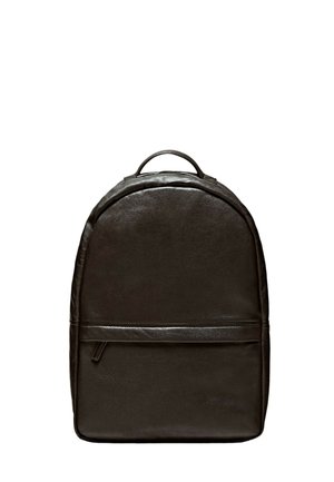 Sac à dos en cuir marron foncé avec une poignée supérieure et une poche zippée à l'avant sur fond blanc.