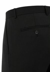 Zwarte broek met een gladde textuur, standaard tailleband en een achterzak met een ronde zwarte knoop. Voorzien van gestikte details.