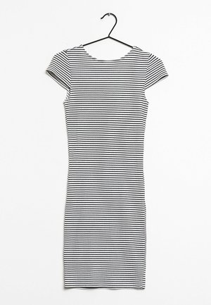 Gestreiftes Kleid mit kurzen Ärmeln, aus einem weichen, dehnbaren Stoff. Mit horizontalen schwarz-weißen Streifen, rundem Ausschnitt und figurbetontem Schnitt.