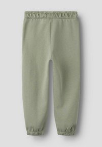 Jasnozielone dresy z elastycznym pasem i marszczonymi mankietami przy kostkach, wykonane z miękkiego, gładkiego materiału o jednolitym wykończeniu.