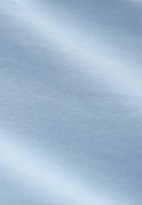 Tessuto azzurro chiaro con una trama liscia. Leggero luccichio e fine motivo di tessitura visibili, creando un'aspetto morbido e uniforme.