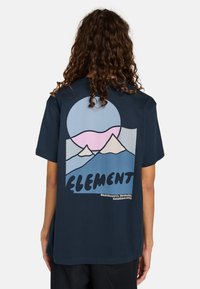 Navyblauwe katoenen T-shirt met een grafisch ontwerp van bergen en een cirkel in pastelkleuren. Ontworpen voor casual dragen.