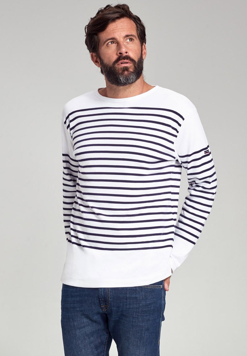 Langærmet skjorte med vandrette navy- og hvide striber, rund hals, blødt stof og subtil logo-detalje på ærmet.