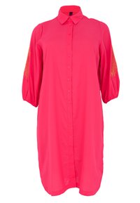 Fuchsia Hemdkleid mit Knopfleiste, Kragen und Dreiviertelärmeln, das komplizierte goldene Perlendetails an den Ärmeln aufweist.
