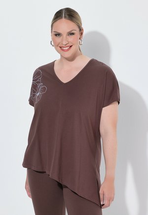 MIAMODA, T-SHIRT, A-LINE, ASYMMETRIC HEM, FLORAL PRINT - T-shirt con stampa - hazelnut brown