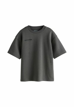 Dunkelgraues oversized T-Shirt mit kurzen Ärmeln, geripptem Rundhalsausschnitt und kleinem tonalem Text auf Brust und Seite.