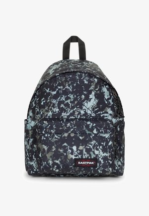 Zaino con motivo astratto blu scuro e turchese chiaro. Presenta una tasca frontale e spallacci imbottiti. Etichetta del marchio visibile.