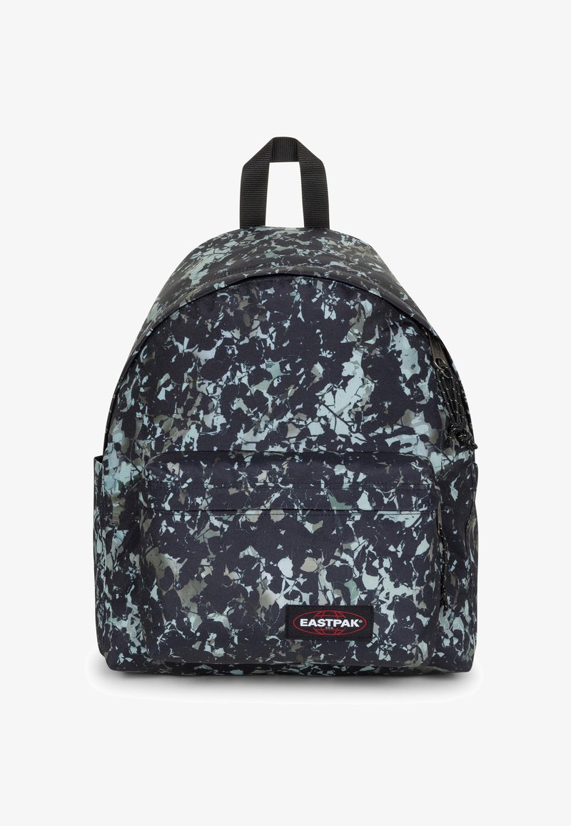 Zaino con motivo astratto blu scuro e turchese chiaro. Presenta una tasca frontale e spallacci imbottiti. Etichetta del marchio visibile.