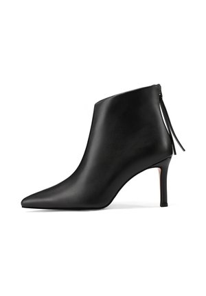Stivaletto in pelle nera con punta affilata, texture liscia e tacco sottile. Presenta una chiusura con zip e un design affusolato.