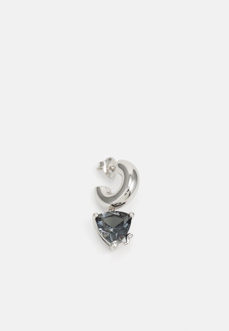 Clou d'oreille incurvé en argent avec un pendentif en pierre précieuse facettée triangulaire gris foncé sur fond blanc.