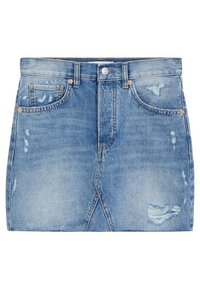 Minifalda de denim azul claro con bolsillos frontales, trabillas para cinturón, cierre de botón, un ligero desgastado y un detalle de abertura frontal.