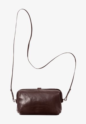 Brun læder crossbody taske med rektangulær form, glat tekstur og en tynd justerbar rem. Enkel design, minimal hardware.