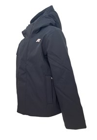 Granatowa wodoodporna kurtka z kapturem, bocznymi kieszeniami i teksturowanym wykończeniem. Posiada małe srebrne logo na klatce piersiowej. Dopasowany krój.