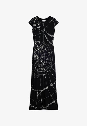 Fekete, padlóhosszú ruha, pókháló mintázattal és ezüst díszítéssel, rövid ujjakkal, kerek nyakkivágással és sima textúrával.