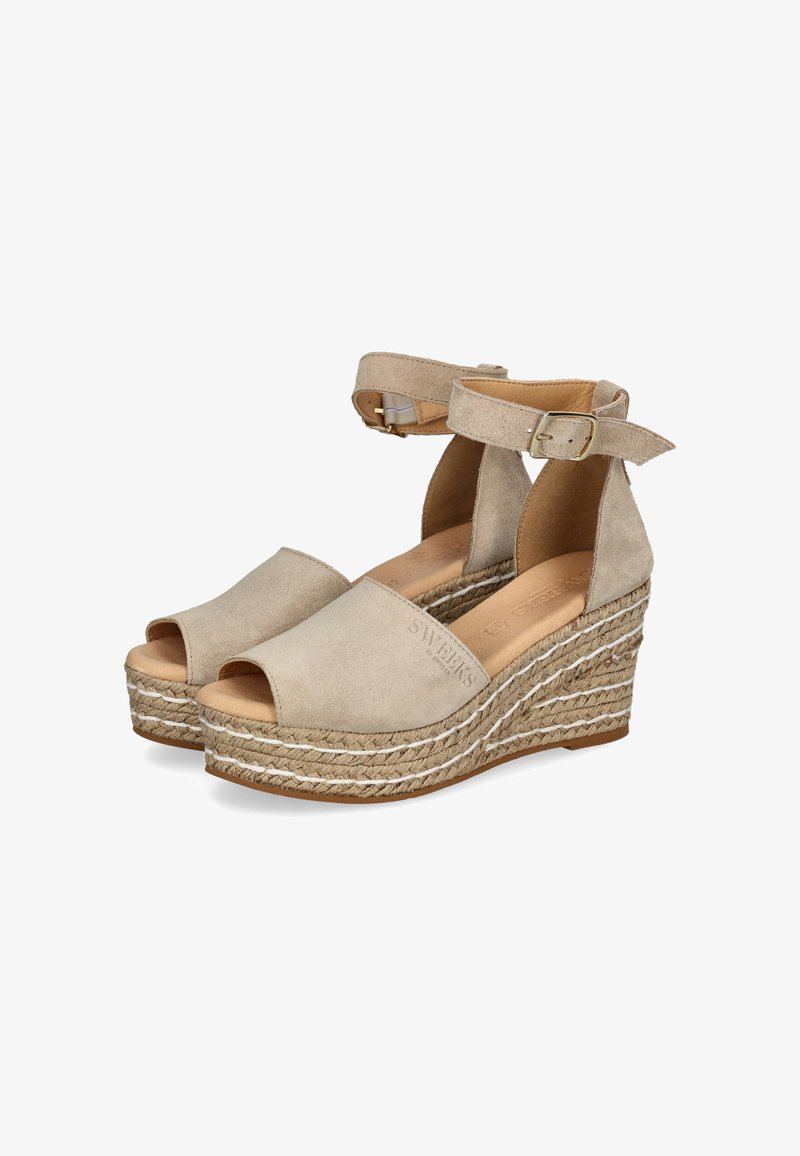 Sandales compensées en suède beige avec bouts ouverts, brides de cheville et semelle intermédiaire en jute tressé. Présente une surface texturée et de petites boucles.