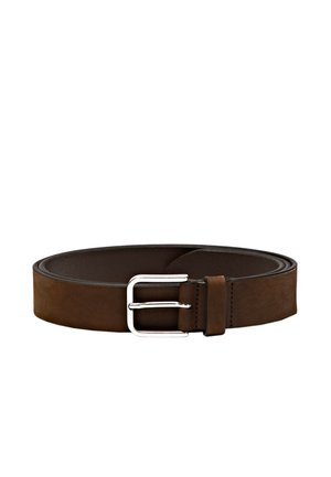 Cintura in pelle marrone arrotolata con fibbia rettangolare argentata e una passante per cintura su sfondo bianco.