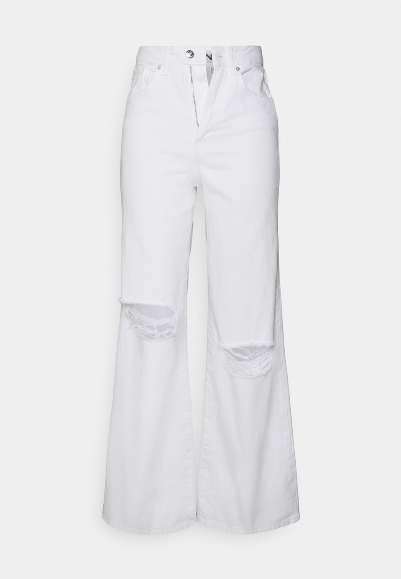 Calças largas brancas em denim, apresentando recortes desgastados nos joelhos e fecho com botões. Textura suave com um corte descontraído.