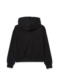 Felpa nera con cappuccio ampio e morbido, polsini e vita a coste. Texture liscia con un design minimalista, senza loghi o motivi visibili.