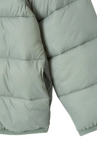 Padded Jacke in hellgrün, aus glattem Stoff gefertigt, mit gesteppte Abschnitten und gerippten Bündchen an den Ärmeln und am Saum.