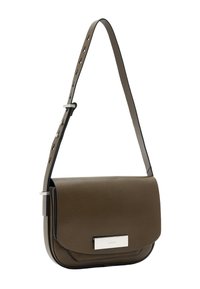 Brązowa skórzana torba na ramię o płaskim designie, z regulowanym paskiem i srebrnymi detalami. Gładka faktura z kompaktowym kształtem.