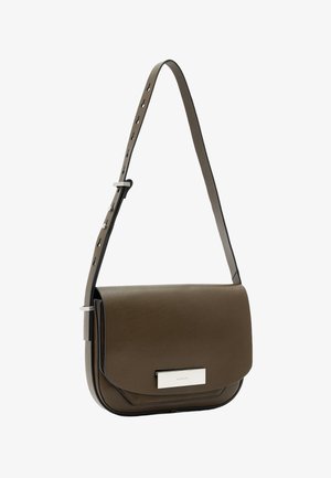 Brun læder crossbody taske med flad design, justerbar rem og sølvhardware. Glat tekstur med en kompakt form.