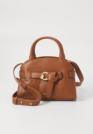 Sac à main en cuir marron avec deux poignées courtes, une bandoulière longue et réglable, des accessoires en or et un accent en nœud à l'avant.