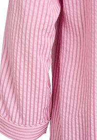 Close-up van een lange mouw met roze-wit verticale strepen en een manchet.