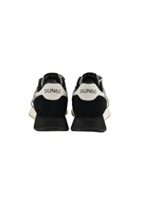 Sneakers neri e grigi con una tomaia texturizzata, dettagli bianchi e suola in gomma nera. Presentano il nome del marchio "SUN68" sul tallone.