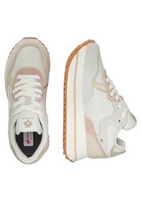 Sneakers in tela bianca e suede, con dettagli rosa, punta e pannelli laterali testurizzati, suola intermedia bianca spessa e suola esterna in gomma arancione.