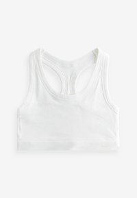 Fehér bordázott crop top, racerback dizájnnal, sima felülettel és egy kis logóval az alján. Nincsenek további minták vagy díszítések.