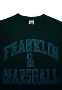 Temnozeleni bombažni sweatshirt s poudarnim modrim besedilom "FRANKLIN & MARSHALL" v ukrivljenem oblikovanju. Srajčast ovratnik in mehak otip.