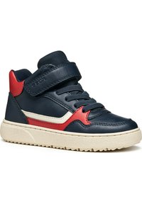 Marineblauwe leren hoge schoenen met rode accenten, een witte streep en een gestructureerde crème buitenzool. Voorzien van veters en een haak-en-lussysteem.