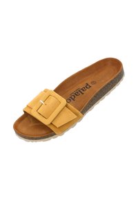 Geel suède slipper met een brede gesp, gevoerd voetbed en een gestructureerde rubberen zool voor grip.